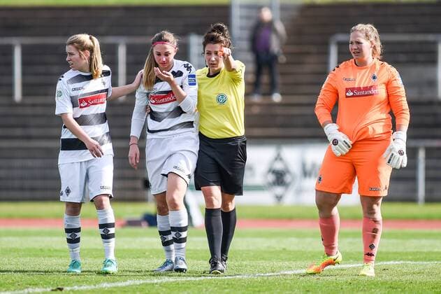 Sandra Stolz (Schiedsrichterin) weist die verletzte Sandra Starmanns (Borussia Mönchengladbach, 5) zur Behandlung aus dem Spielfeld,, Fussball, Allianz Frauen-Bundesliga, Borussia Mönchengladbach - SGS Essen, xmhx
