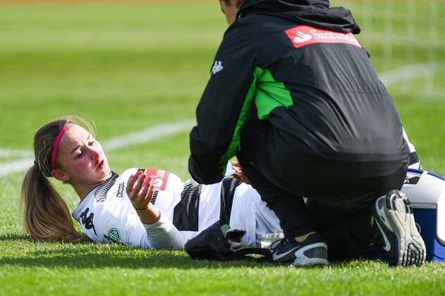 Sandra Starmanns (Borussia Mönchengladbach, 5) mit Schmerzen nach einem Zusammenprall mit Christina Bellinghoven (Torfrau Borussia Mönchengladbach, 12), racked with pain,, Fussball, Allianz Frauen-Bundesliga, Borussia Mönchengladbach - SGS Essen, xmhx