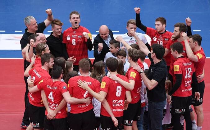 Volleyball 1. Bundesliga Saison 2016 2017 Playdown 26.03.2017 TV Rottenburg - Solingen Volleys Teamkreis TV Rottenburg; Trainer Hans Peter Mueller - Angstenberger (Mitte hinten) kaempferisch vor dem Spiel 