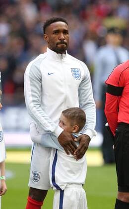 Jermain Defoe walks out with terminally ill five-year-old Bradley Lowery who is the mascot before the World Cup Qualifying match at Wembley Stadium, London. Picture date: March 26th, 2017. Pic credit should read: David Klein Sportimage EDITORIAL USE ONLY. No use with unauthorised audio, video, data, fixture lists, club league logos or live services. Online in-match use limited to 120 images, no video emulation. No use in betting, games or single club league player publications.