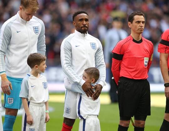 Jermain Defoe walks out with terminally ill five-year-old Bradley Lowery who is the mascot before the World Cup Qualifying match at Wembley Stadium, London. Picture date: March 26th, 2017. Pic credit should read: David Klein Sportimage EDITORIAL USE ONLY. No use with unauthorised audio, video, data, fixture lists, club league logos or live services. Online in-match use limited to 120 images, no video emulation. No use in betting, games or single club league player publications.