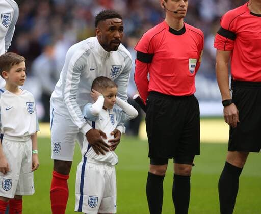 Jermain Defoe walks out with terminally ill five-year-old Bradley Lowery who is the mascot before the World Cup Qualifying match at Wembley Stadium, London. Picture date: March 26th, 2017. Pic credit should read: David Klein Sportimage EDITORIAL USE ONLY. No use with unauthorised audio, video, data, fixture lists, club league logos or live services. Online in-match use limited to 120 images, no video emulation. No use in betting, games or single club league player publications.