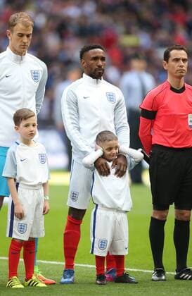 Jermain Defoe walks out with terminally ill five-year-old Bradley Lowery who is the mascot before the World Cup Qualifying match at Wembley Stadium, London. Picture date: March 26th, 2017. Pic credit should read: David Klein Sportimage EDITORIAL USE ONLY. No use with unauthorised audio, video, data, fixture lists, club league logos or live services. Online in-match use limited to 120 images, no video emulation. No use in betting, games or single club league player publications.