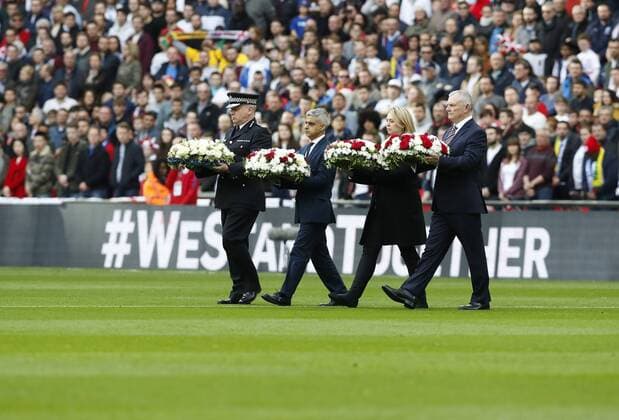 Fußball, WM Quali, England - Litauen (170327) -- LONDON, March 27, 2017 -- Mayor of London Sadiq Khan (2nd L) carry flowers to pay tribute to the victims of Westminster terror attack ahead of the FIFA World Cup WM Weltmeisterschaft Fussball European Qualifying Group F match between England and Lithuania at Wembley Stadium in London, Britain on March 26, 2017. England won 2-0. ) (SP)BRITAIN-LONDON-SOCCER-WORLD CUP QUALIFIER-ENGLAND VS LITHUANIA HanxYan 