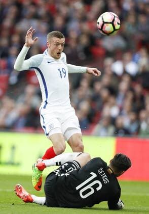 Fußball, WM Quali, England - Litauen (170327) -- LONDON, March 27, 2017 -- Jamie Vardy (Up) of England tries to score over Ernestas Setkus, goalkeeper of Lithuania during their FIFA World Cup WM Weltmeisterschaft Fussball European Qualifying Group F match at Wembley Stadium in London, Britain on March 26, 2017. England won 2-0. ) (SP)BRITAIN-LONDON-SOCCER-WORLD CUP QUALIFIER-ENGLAND VS LITHUANIA HanxYan 