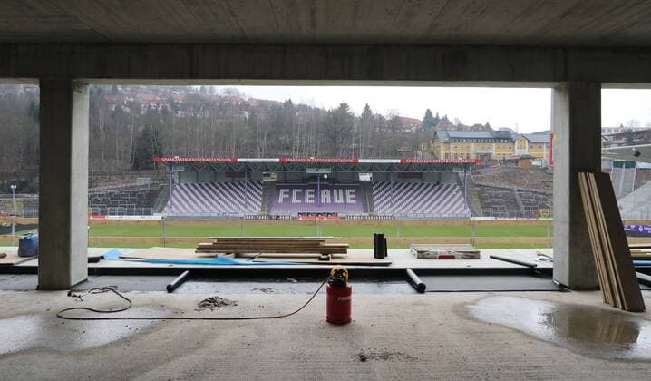 Fußball, Stadiongeschichte FC Erzgebirge Aue Aue, 24.03.2017, Erzgebirgsstadion, Fussball, FC Erzgebirge Aue , Stadionneubau , Im Bild, Blick von den VIP Räumen der neuen Haupttribüne auf die alte Südtribüne. ,