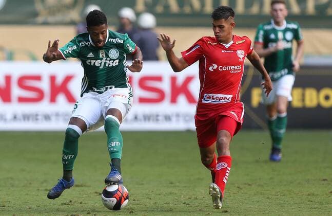 Palmeiras x Osasco Audax SÃO PAULO, SP - 25.03.2017: PALMEIRAS X OSASCO AUDAX - The player Michel Bastos, the SE Palmeiras, ball dispute with Bruno Guimarães, GO Audax during match valid for the eleventh round of the Championship, A1 Series, the Allianz Arena Park. (Photo: Cesar Greco Fotoarena) x1293151x  CesarxGreco