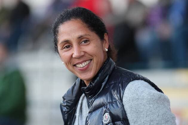 Bilder des Tages - SPORT Unter den Zuschauern: Steffi Jones (Stephanie Ann Jones, Trainerin, Bundestrainerin, DFB-Frauen), Porträt, Portrait, Freude, freundlich, fröhlich, strahlend, optimistisch, Fussball, Allianz Frauen-Bundesliga, 1. FFC Frankfurt - SC Freiburg, xozx