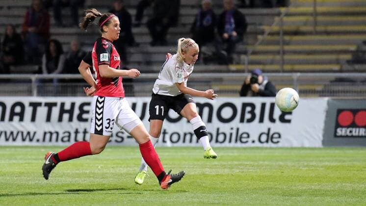 v.li.: Carolin Schiewe (Freiburg, 33), Mandy Islacker (Frankfurt, 11) beim Torschuss, Aktion, Action, Spielszene, Fussball, Allianz Frauen-Bundesliga, 1. FFC Frankfurt - SC Freiburg, xozx