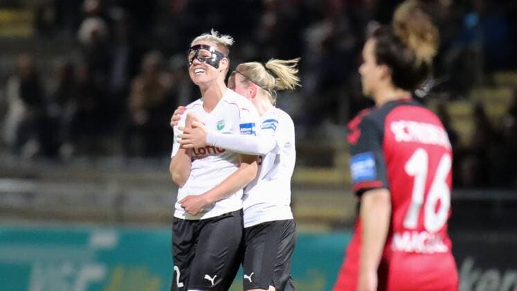 v.li.: Torschützin Sophie Schmidt (Frankfurt, 12) und Marith Prießen (Marith Priessen, Frankfurt, 13), jubeln über das Tor zum 1:0, Jubel, Torjubel, Torerfolg, celebrate the goal, goal, celebration, Jubel ueber das Tor, optimistisch, Action, Aktion, Fussball, Allianz Frauen-Bundesliga, 1. FFC Frankfurt - SC Freiburg, xozx