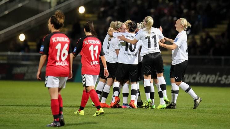 Spielerinnen des 1. FFC Frankfurt jubeln über das Tor zum 1:0, Jubel, Torjubel, Torerfolg, celebrate the goal, goal, celebration, Jubel ueber das Tor, optimistisch, Action, Aktion, Fussball, Allianz Frauen-Bundesliga, 1. FFC Frankfurt - SC Freiburg, xozx