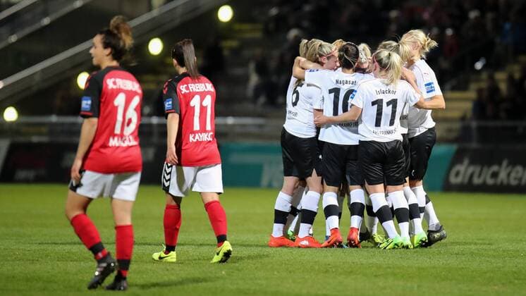 Spielerinnen des 1. FFC Frankfurt jubeln über das Tor zum 1:0, Jubel, Torjubel, Torerfolg, celebrate the goal, goal, celebration, Jubel ueber das Tor, optimistisch, Action, Aktion, Fussball, Allianz Frauen-Bundesliga, 1. FFC Frankfurt - SC Freiburg, xozx