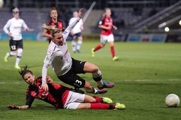 Marith Prießen (Marith Priessen, Frankfurt, 13) wird von Hasret Kayikci (Freiburg, 11, unten) zu Fall gebracht, Zweikampf, Duell, duel, tackle, tackling, Dynamik, Action, Aktion, Foul, Fussball, Allianz Frauen-Bundesliga, 1. FFC Frankfurt - SC Freiburg, xozx