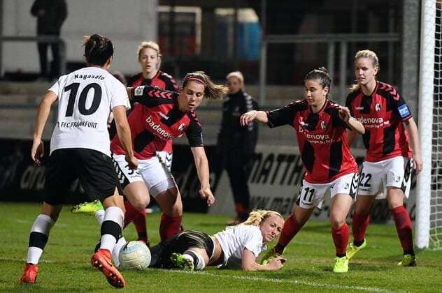 27.03.2017, xjhx, Fussball 1.Bundesliga Frauen, 1.FFC Frankfurt - SC Freiburg, emspor v.l. Yuki Nagasato (1.FFC Frankfurt), Carolin Schiewe (SC Freiburg), Mandy Islacker (1.FFC Frankfurt), Hasret Kayikci (SC Freiburg), Lena Petermann (SC Freiburg) Frankfurt am Main