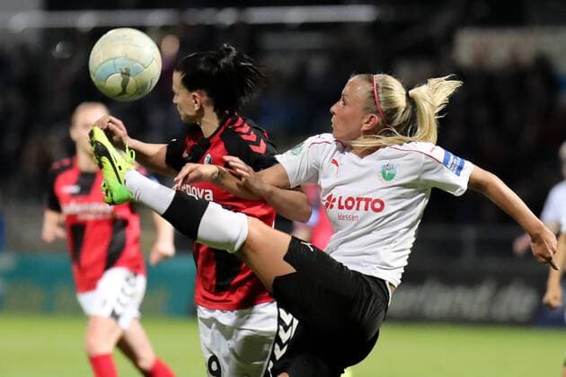 v.li.: Jobina Verena Lahr (Freiburg, 29), Mandy Islacker (Frankfurt, 11), Zweikampf, Duell, duel, tackle, tackling, Dynamik, Action, Aktion, Fussball, Allianz Frauen-Bundesliga, 1. FFC Frankfurt - SC Freiburg, xozx
