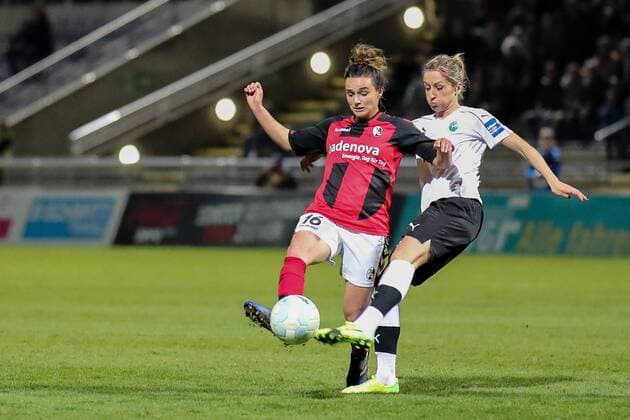 v.li.: Lina Maria Magull (Freiburg, 16), Kathrin Julia Hendrich ( Kathy Hendrich , Frankfurt, 4), Zweikampf, Duell, duel, tackle, tackling, Dynamik, Action, Aktion, Fussball, Allianz Frauen-Bundesliga, 1. FFC Frankfurt - SC Freiburg, xozx
