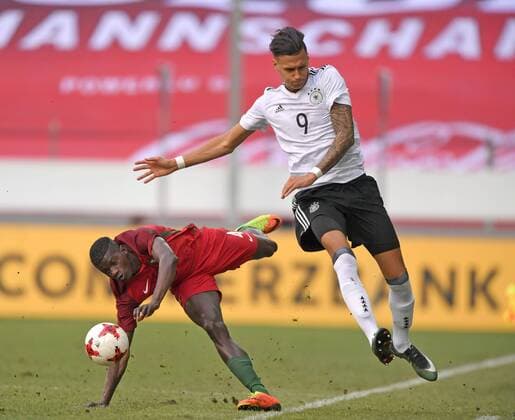28.03.2017, Fussball U21 U 21 Länderspiel, Deutschland - Portugal, im Gazi-Stadion auf der Waldau, Stuttgart. v.li: Edgar Ie (Portugal) gegen Davie Selke (Deutschland) 
