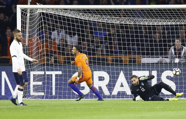 (l-r) Memphis Depay of Holland, Gianluigi Donnarumma of Italyduring the friendly match between Netherlands and Italy at the Amsterdam Arena on March 28, 2017 in Amsterdam, The Netherlands Netherlands v Italy Friendly match 2016 2017 xVIxxIVx 7445811