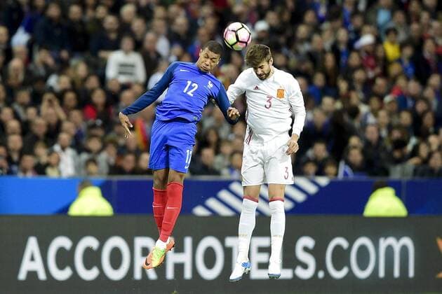 Fußball, Frankreich - Spanien Kylian Mbappe (France)vs Gerard Pique (Espagne) FOOTBALL : France vs Espagne - Match Amical- St Denis - 28 03 2017 JBAutissier Panoramic 