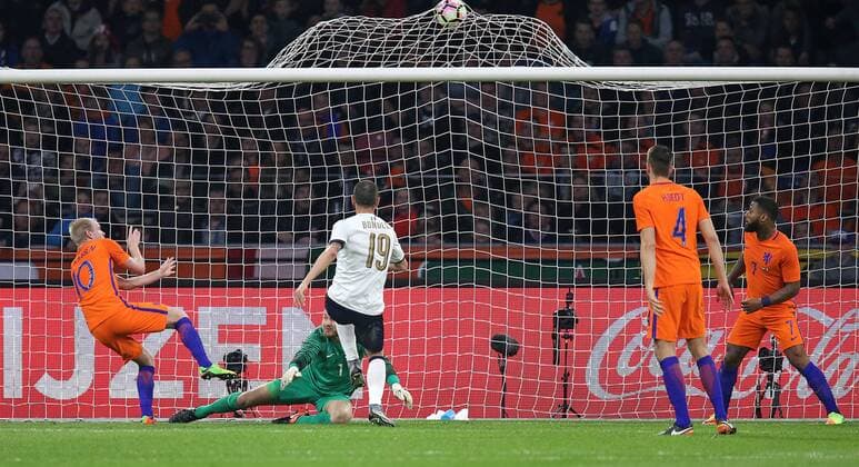 Bilder des Tages - SPORT 28.03.2017, Fussball Test-Länderspiel, Niederlande - Italien, in der Amsterdam-Arena Amsterdam (Niederlande). Tor zum 1:2 , v.l. Davy Klaassen (Niederlande) , Torwart Jeroen Zoet (Niederlande) gegen Torschütze Leonardo Bonucci (Italien) , Wesley Hoedt (Niederlande) , Jeremain Lens (Niederlande) 