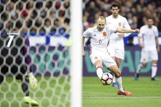 Bilder des Tages - SPORT Hugo Lloris (France)vs Andres Iniesta (Espagne) FOOTBALL : France vs Espagne - Match Amical- St Denis - 28 03 2017 JBAutissier Panoramic 