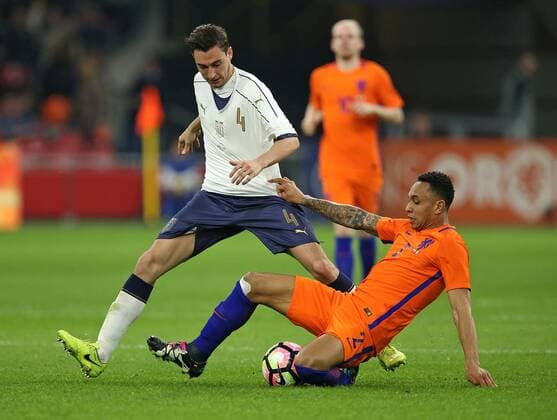 28.03.2017, Fussball Test-Länderspiel, Niederlande - Italien, in der Amsterdam-Arena Amsterdam (Niederlande). v.l. Matteo Darmian (Italien) gegen Kenny Tete (Niederlande) 