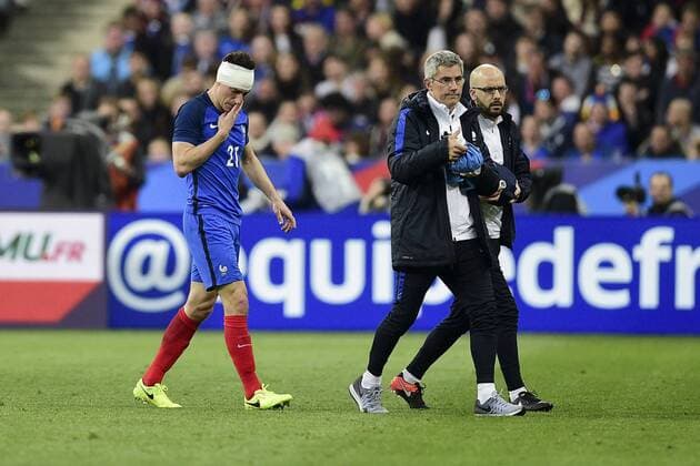 blessure de Laurent Koscielny (France) FOOTBALL : France vs Espagne - Match Amical- St Denis - 28 03 2017 JBAutissier Panoramic 