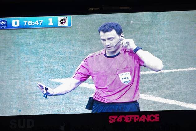 arbitrage video de la part de Felix Zwayer pour valider le but de Gerard Deulofeu (Espagne) FOOTBALL : France vs Espagne - Match Amical- St Denis - 28 03 2017 JBAutissier Panoramic 