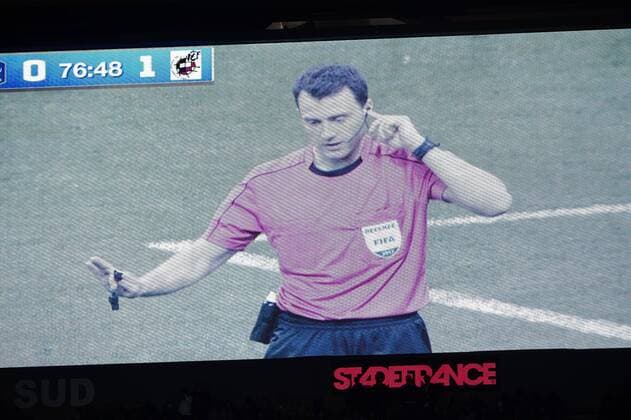 Bilder des Tages - SPORT arbitrage video de la part de Felix Zwayer pour valider le but de Gerard Deulofeu (Espagne) FOOTBALL : France vs Espagne - Match Amical- St Denis - 28 03 2017 JBAutissier Panoramic 