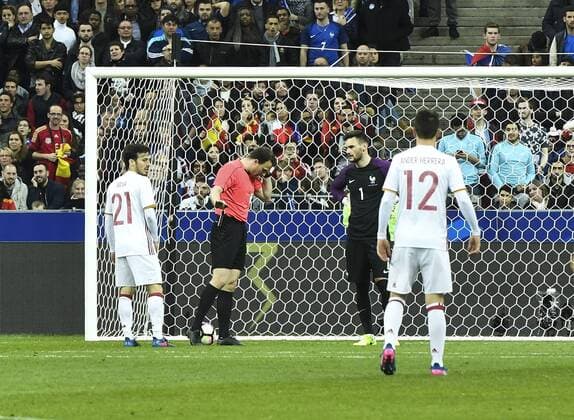 L arbitre Felix Zwayer en attente de la video FOOTBALL : Match amical - Coupe du monde 2018 - France vs Espagne - 28 03 2017 