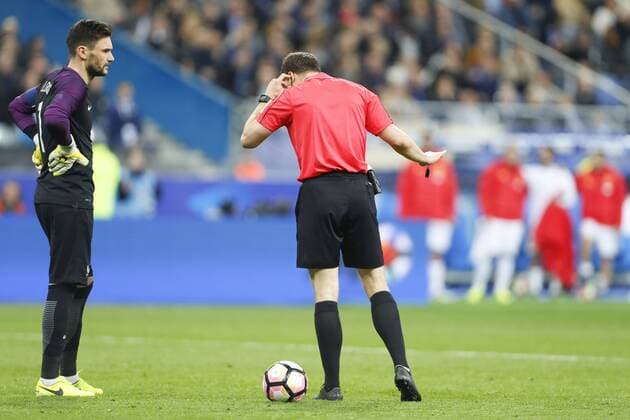 Felix Zwayer ( arbitre ) demande la video FOOTBALL : France vs Espagne - Match Amical - 28 03 2017 GwendolineLeGoff Panoramic 