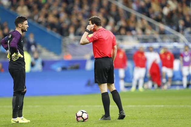 Themen der Woche - SPORT Bilder des Tages - SPORT Felix Zwayer ( arbitre ) demande la video FOOTBALL : France vs Espagne - Match Amical - 28 03 2017 GwendolineLeGoff Panoramic 