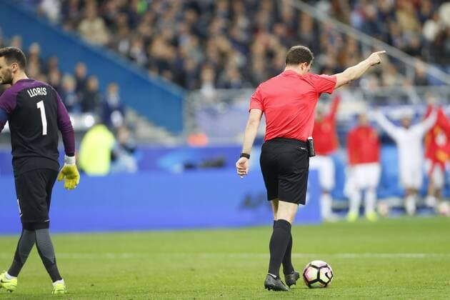 Bilder des Tages - SPORT Felix Zwayer ( arbitre ) demande la video FOOTBALL : France vs Espagne - Match Amical - 28 03 2017 GwendolineLeGoff Panoramic 
