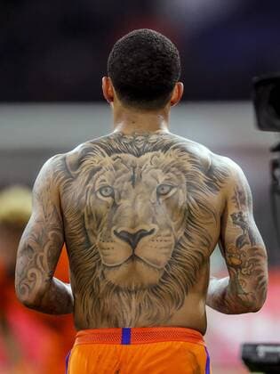 Bilder des Tages - SPORT Memphis Depay of Holland shows his lion tattooduring the friendly match between Netherlands and Italy at the Amsterdam Arena on March 28, 2017 in Amsterdam, The Netherlands Netherlands v Italy Friendly match 2016 2017 xVIxxIVx 7447480