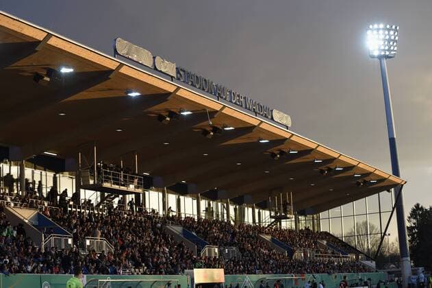 Fußball, Stadiongeschichte Stuttgarter Kickers 28.03.2017, Fussball U21 U 21 Länderspiel, Deutschland - Portugal, im Gazi-Stadion auf der Waldau, Stuttgart. Flutlichmast und die Tribüne im Abendlicht. 