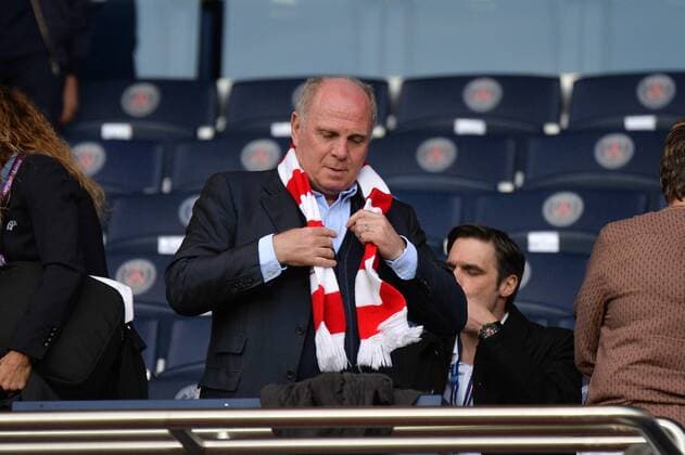 Uli Hoeness beim Betreten des Stadion Parc des Princes, bindet sich seinen FC Bayern-Schal um Paris, Frankreich, 29.03.2017, Fussball, UEFA Women s Champions League, Paris Saint-Germain - FC Bayern Muenchen, xklx