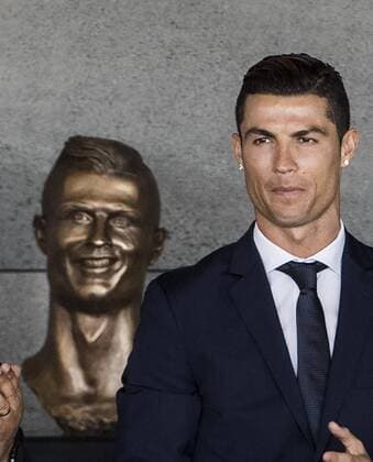 Fußball, Flughafen auf Madeira wird nach Ronaldo benannt 170329 En staty som skall föreställa Portugals Cristiano Ronaldo visas upp när Ronaldo far flygplatsen Aeroporto Da Madeira uppkallad efter sig den 29 mars 2017 i Madeira.  Copyright: PETTERxARVIDSON BB170329PA045