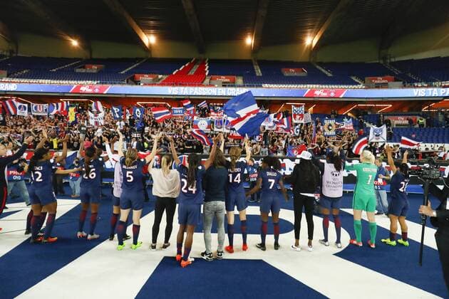 joie equipe (PSG) avec supporters FOOTBALL : Paris Saint Germain vs Bayern Munich - Ligue des Champions - 29 03 2017 GwendolineLeGoff Panoramic 