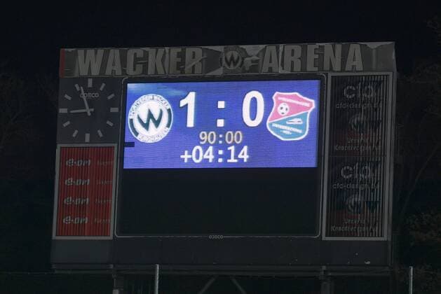 Fußball, Stadiongeschichte Wacker Burghausen Anzeigetafel, Videowand mit dem Endergebnis, Fussball, BFV Verbandspokal, SV Wacker Burghausen - SpVgg Unterhaching, xslx