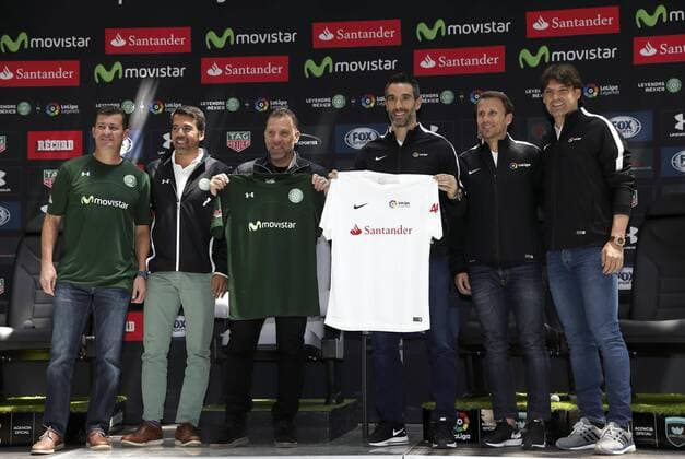 Fußball, Legends Cup - PK in Mexiko (L-R) Mexico Legends players Ramon Ramirez, Pavel Pardo, Alberto Garcia Aspe and the members of Spain s LaLiga Legends Fernando Sanz, Gaizka Mendieta and Fernando Morientes pose during a press conference PK Pressekonferenz in Mexico City in order to promote the Legends Cup in Mexico City, Mexico, 29 March 2017. PRESS CONFERENCE OF THE LEGENDS CUP !ACHTUNG: NUR REDAKTIONELLE NUTZUNG!  Copyright: xJoséxMéndezx MEX003 20170330-636264316130783545
