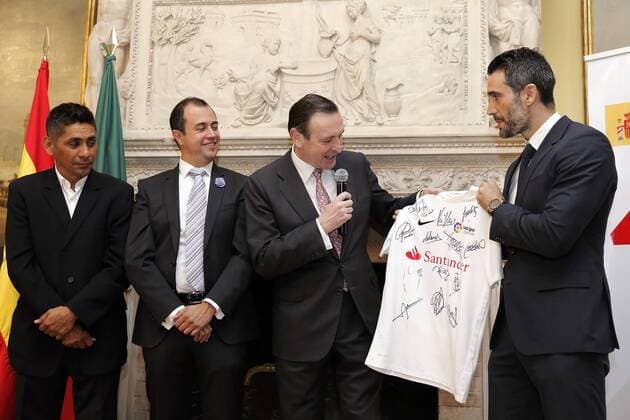 Fußball, Legends Cup - PK in Mexiko Spanish embassador to Mexico Luis Fernandez-Cid (2R) receives a jersey the from responsible of international sports project of LaLiga Fernando Sanz (R) during a event to promoting the Legends Cup in Mexico City, Mexico, 29 March 2017. The players will face in a soccer match for the Legends Cup at the Nemesio Diez stadium of Toluca on 31 March 2017. The Legends Cup in Mexico City !ACHTUNG: NUR REDAKTIONELLE NUTZUNG!  Copyright: xJoséxMéndezx MEX56 20170330-636264568185616703