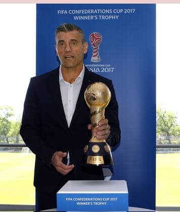 Bilder des Tages - SPORT Former Argentinian soccer player Sergio Goycoechea holds the Confederations Cup trophy during its presentation at the Mexican Soccer Federation in Toluca, Mexico, 30 March 2017. The Confederations Cup will be awardede to the champion of the Ruissa 2018 World Cup. PRESENTATION OF THE CONFEDERATIONS CUP TROPHY !ACHTUNG: NUR REDAKTIONELLE NUTZUNG!  Copyright: xALEXxCRUZx MEX002 20170330-636265096798631861