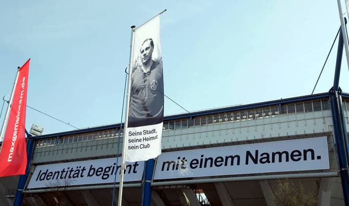 31.03.2017 - Fussball - Saison 2016 2017 - 2. Fussball - Bundesliga - 26. Spieltag: 1. FC Nürnberg Nuernberg FCN Club - Karlsruher SC KSC - DaMa - Spruchband Transparent am Stadion - Max-Morlock-Stadion - maxgemeinsam.de Identität beginnt mit einem Namen.