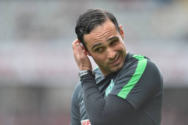 01.04.2017, xmhx, Fussball 1.Bundesliga, SC Freiburg - Werder Bremen, emspor, v.l. Alexander Nouri (Trainer SV Werder Bremen) nachdenklich Freiburg