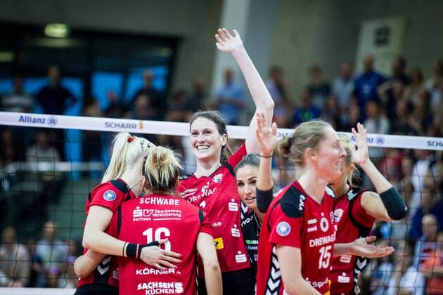 Jubel Elizabeth Ann Mc Mahon (14 DSC) und Myrthe Matilde Schoot (9 DSC); 1. Volleyball Bundesliga Play-Off Halbfinale: Allianz MTV Stuttgart vs Dresdner SC, SCHARRena, Stuttgart Germany, 20170401; Stuttgart Copyright: xWuechner Eibner-Pressefotox EP_NWR