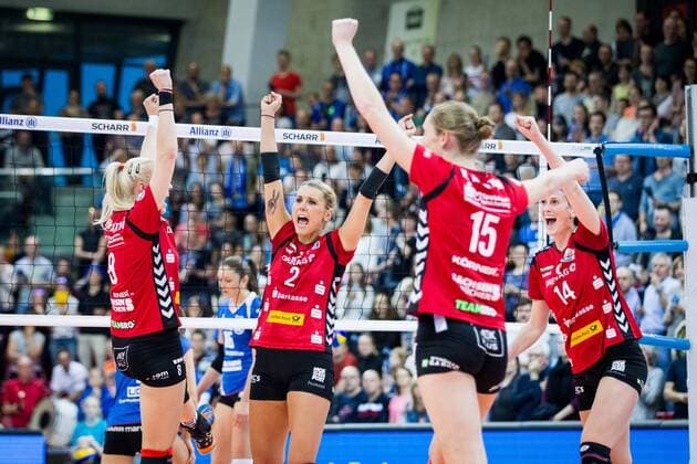 Bilder des Tages - SPORT Jubel Barbora Purchartova (8 DSC), Mareen Apitz (2 DSC), Kadie Rolfzen (15 DSC) und Elizabeth Ann Mc Mahon (14 DSC); 1. Volleyball Bundesliga Play-Off Halbfinale: Allianz MTV Stuttgart vs Dresdner SC, SCHARRena, Stuttgart Germany, 20170401; Stuttgart Copyright: xWuechner Eibner-Pressefotox EP_NWR