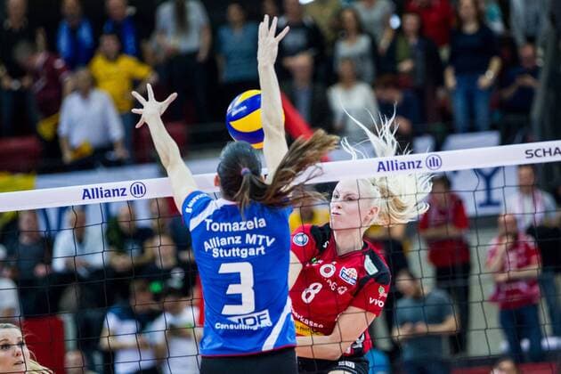 Block Micheli Tomazela Pissinato (3 MTV) - Angriff Barbora Purchartova (8 DSC); 1. Volleyball Bundesliga Play-Off Halbfinale: Allianz MTV Stuttgart vs Dresdner SC, SCHARRena, Stuttgart Germany, 20170401; Stuttgart Copyright: xWuechner Eibner-Pressefotox EP_NWR