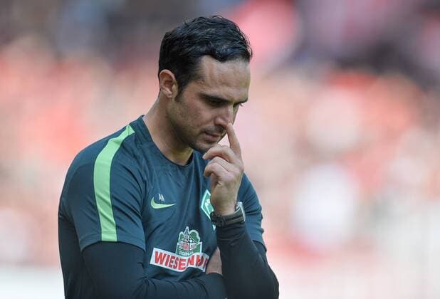 01.04.2017, xmhx, Fussball 1.Bundesliga, SC Freiburg - Werder Bremen, emspor, v.l. Alexander Nouri (Trainer SV Werder Bremen) nachdenklich Freiburg