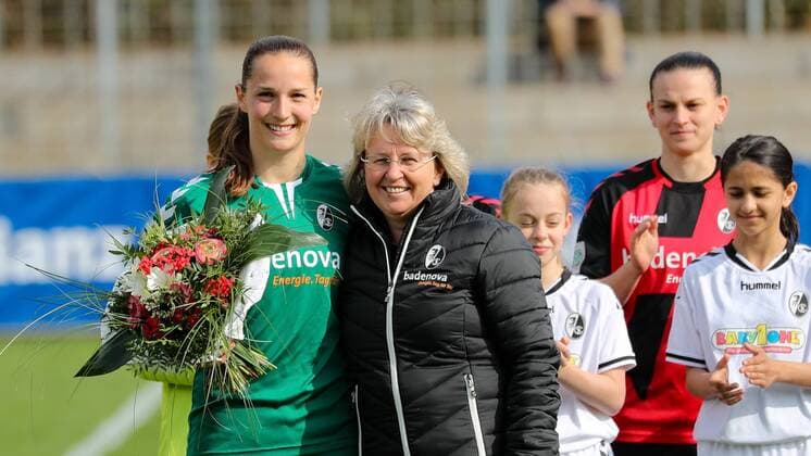 v.li.: Laura Benkarth (Torwart, Freiburg, 1) wird von Birgit Bauer (Managerin, Freiburg) für das 150. Pflichtspiel für den SC Freiburg geehrt, Ehrung, Blumen, Fussball, Allianz Frauen-Bundesliga, SC Freiburg - SC Freiburg - Borussia Mönchengladbach, xozx
