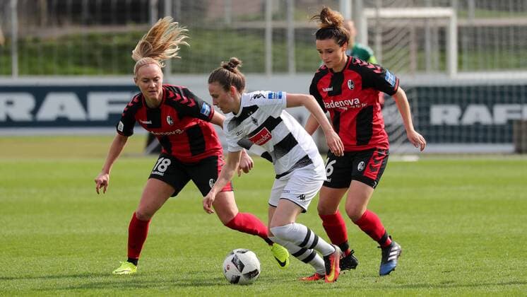 v.li.: Sarah Puntigam (Freiburg, 18), Mona Lohmann (BMG, 7), Lina Maria Magull (Freiburg, 16), Zweikampf, Duell, duel, tackle, tackling, Dynamik, Action, Aktion, Fussball, Allianz Frauen-Bundesliga, SC Freiburg - SC Freiburg - Borussia Mönchengladbach, xozx